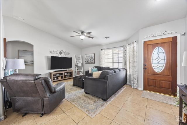 3305 Kimmie Rachelle Court, Bakersfield, CA 93313