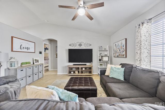 3305 Kimmie Rachelle Court, Bakersfield, CA 93313