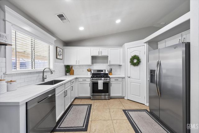 3305 Kimmie Rachelle Court, Bakersfield, CA 93313