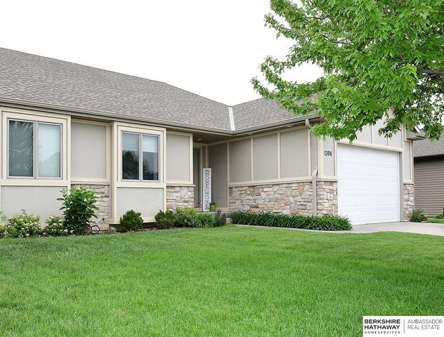 1306 Autumn Road, Hickman, NE 68372