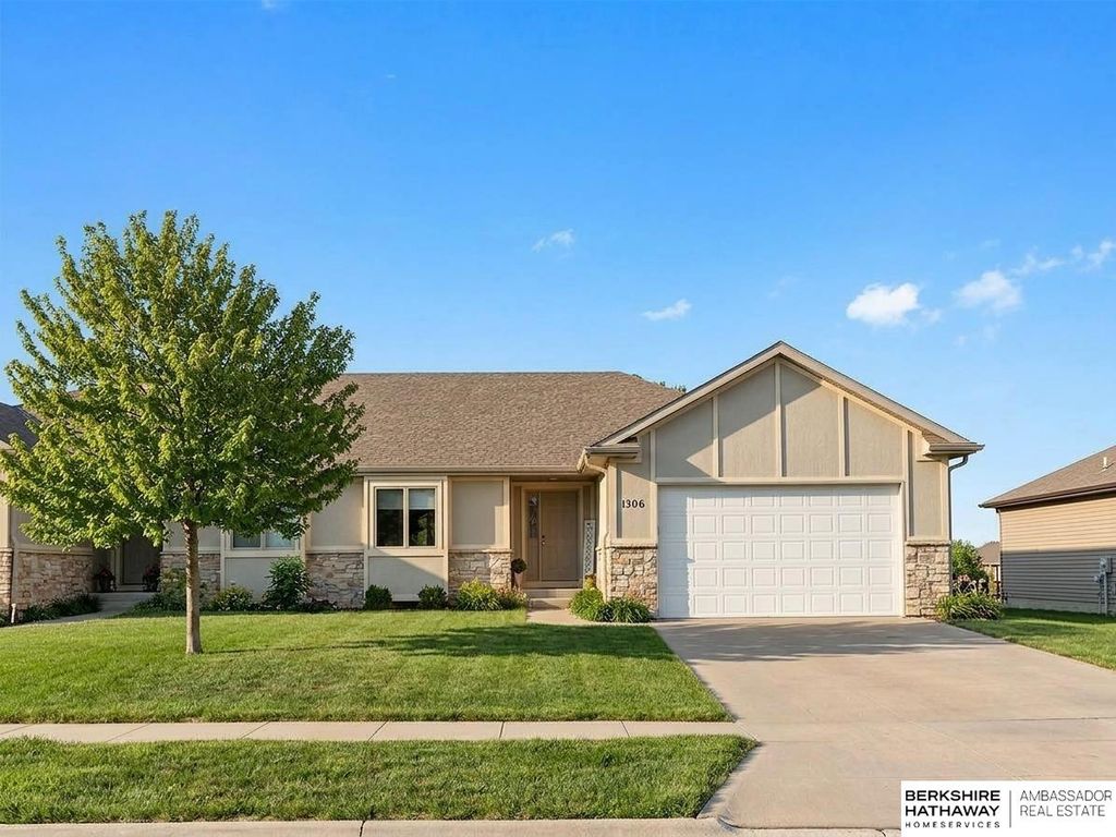 1306 Autumn Road, Hickman, NE 68372