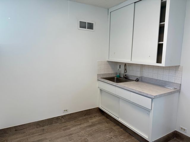 5669 W 95TH Street, Oak Lawn, IL 60453