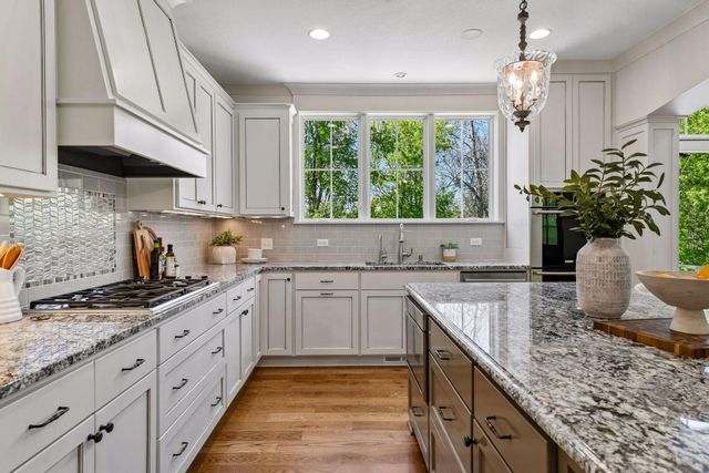 6671 Amberwood Lane, Chanhassen, MN 55317