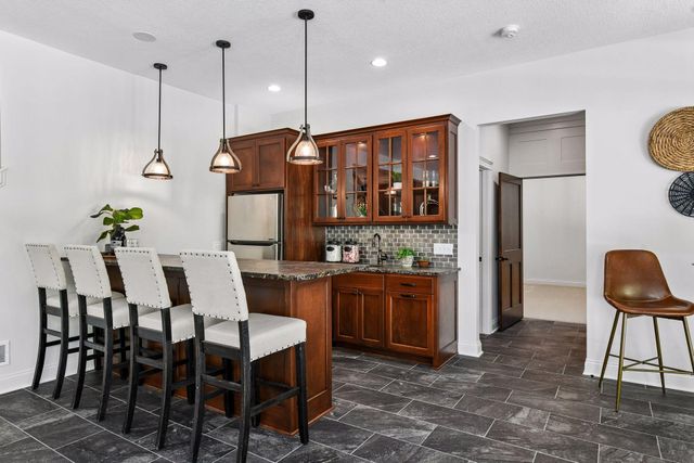 6671 Amberwood Lane, Chanhassen, MN 55317