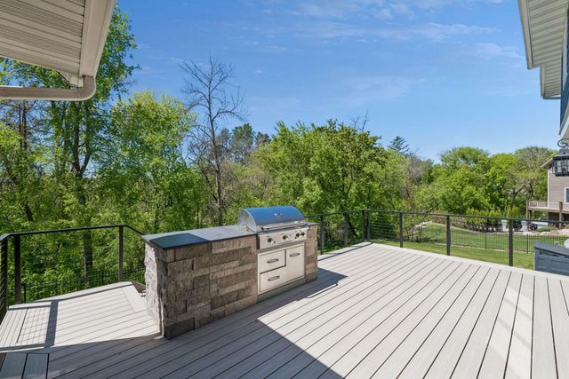 6671 Amberwood Lane, Chanhassen, MN 55317