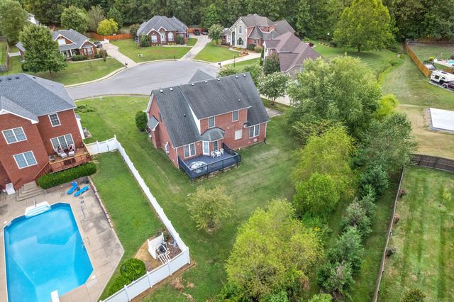 135 Weymouth Ct, Clarksville, TN 37043