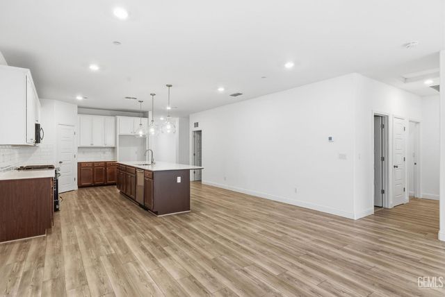 6516 Walkers Glen Lane, Bakersfield, CA 93313