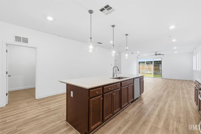 6516 Walkers Glen Lane, Bakersfield, CA 93313