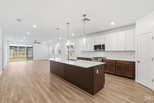 6516 Walkers Glen Lane, Bakersfield, CA 93313