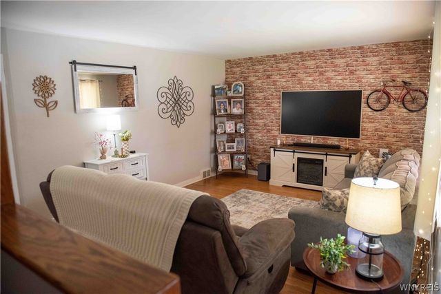 28 Fernwood Avenue, West Seneca, NY 14206