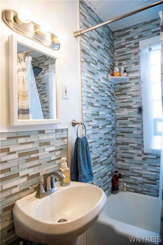 28 Fernwood Avenue, West Seneca, NY 14206