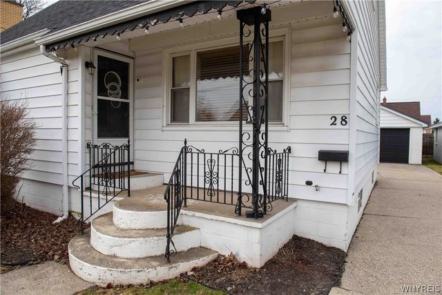 28 Fernwood Avenue, West Seneca, NY 14206