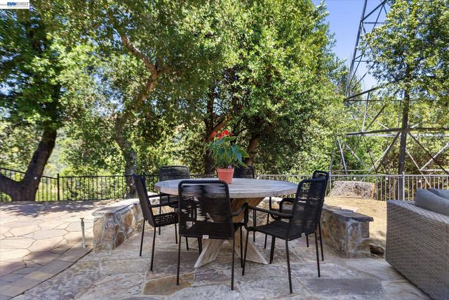 5736 Medallion Ct, Castro Valley, CA 94552