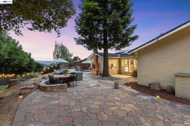 5736 Medallion Ct, Castro Valley, CA 94552