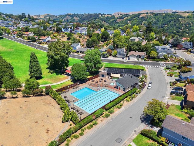 5736 Medallion Ct, Castro Valley, CA 94552