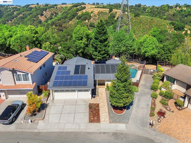 5736 Medallion Ct, Castro Valley, CA 94552