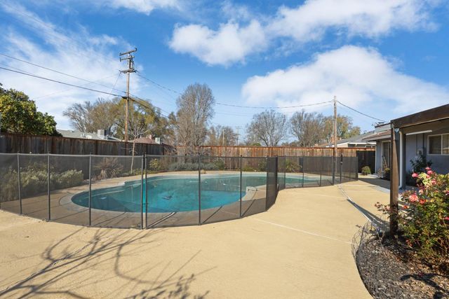 1921 Sherwood Ave, Modesto, CA 95350