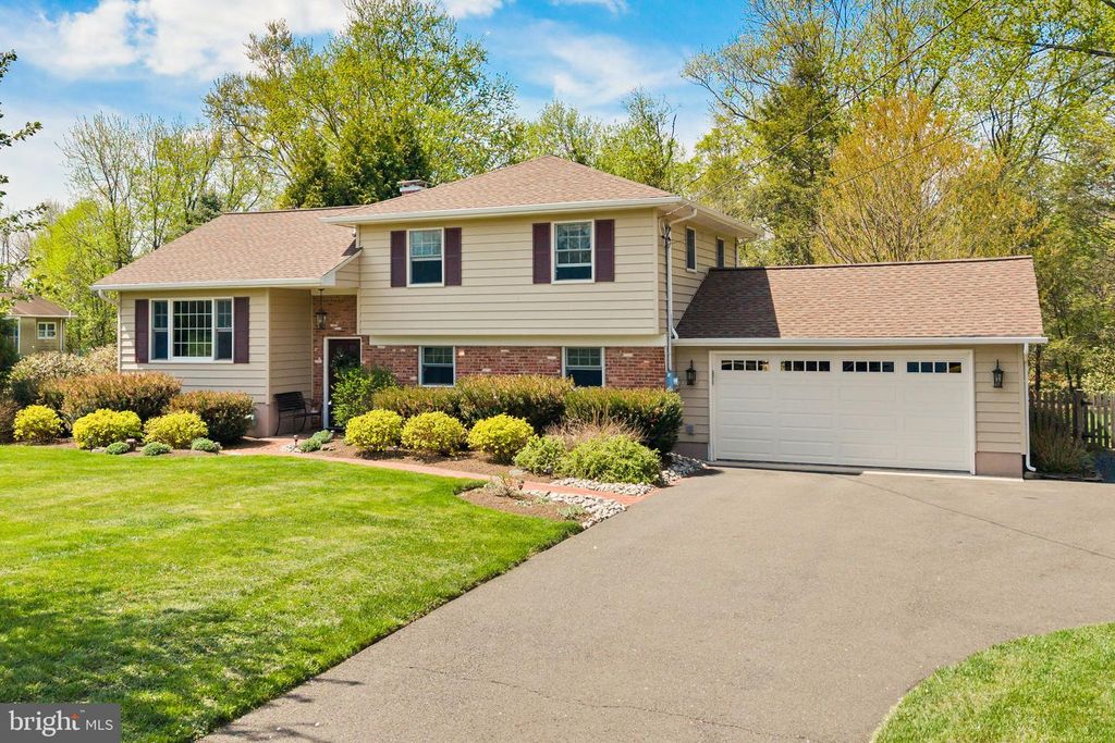 3 SIOUX RD, Pennington, NJ 08534