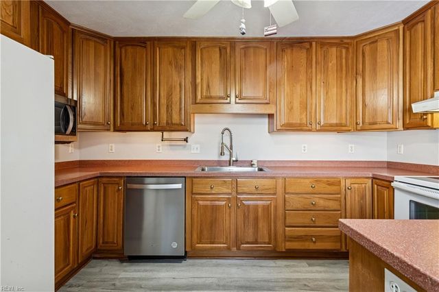 206 Shamrock AVE, Yorktown, VA 23693