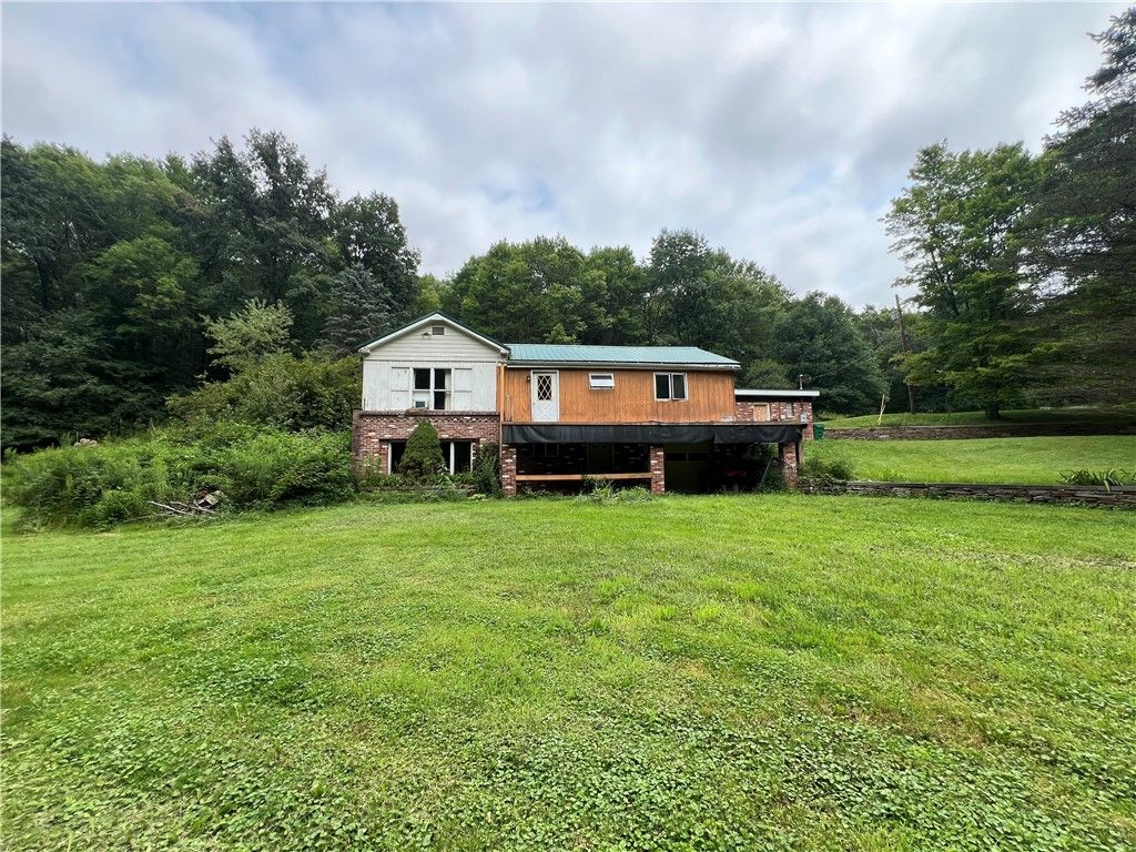 Image 1 of property listing at 196 Rimp Rd, Summit Twp, PA 16002