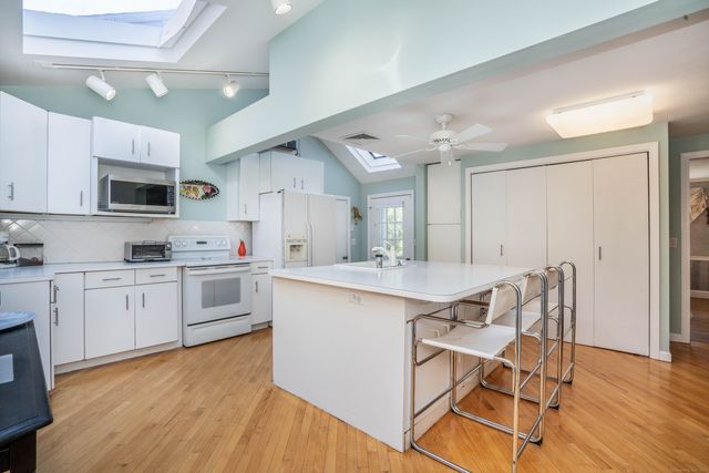 36 Richmond Lane, West Hartford, CT 06117