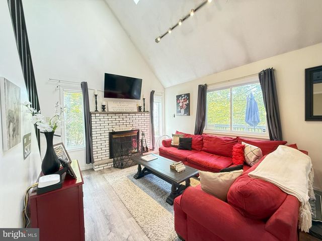 1026 HAMPSTEAD RD, Bushkill, PA 18324