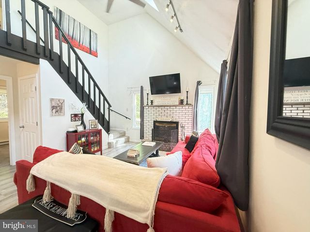 1026 HAMPSTEAD RD, Bushkill, PA 18324