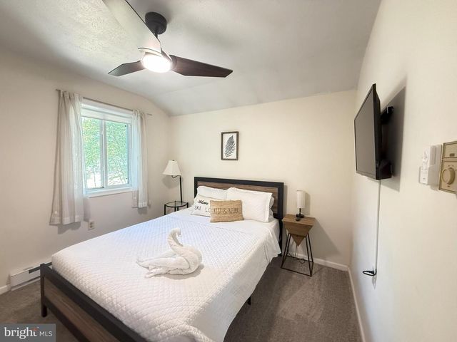 1026 HAMPSTEAD RD, Bushkill, PA 18324