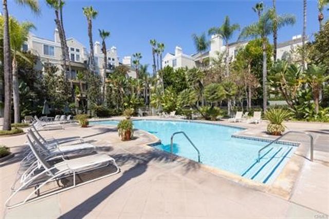 2233 Martin 413, Irvine, CA 92612