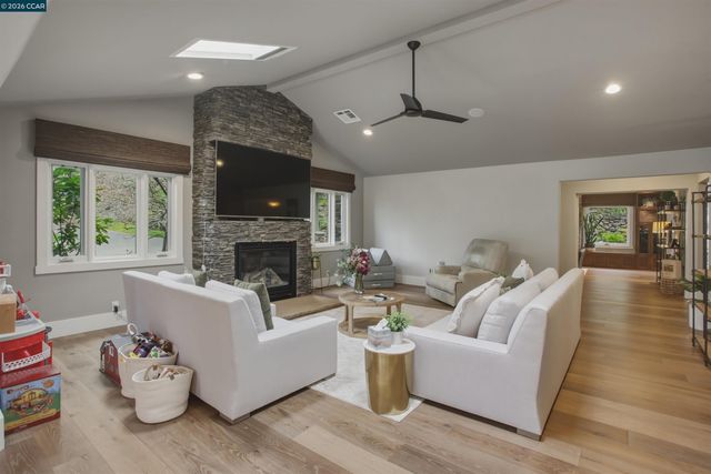 181 Alegra Ln, Walnut Creek, CA 94598