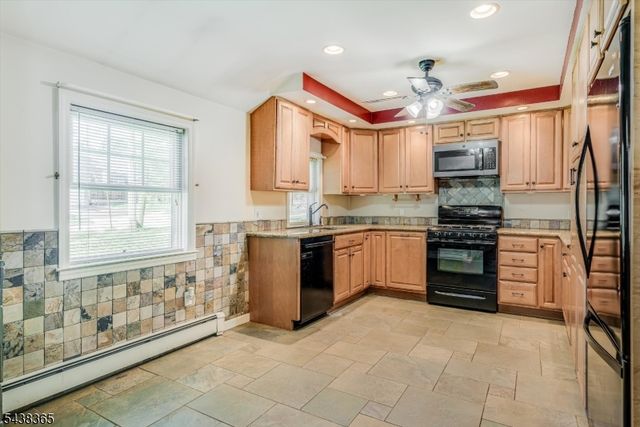 77 Pine St, Newton Town, NJ 07860