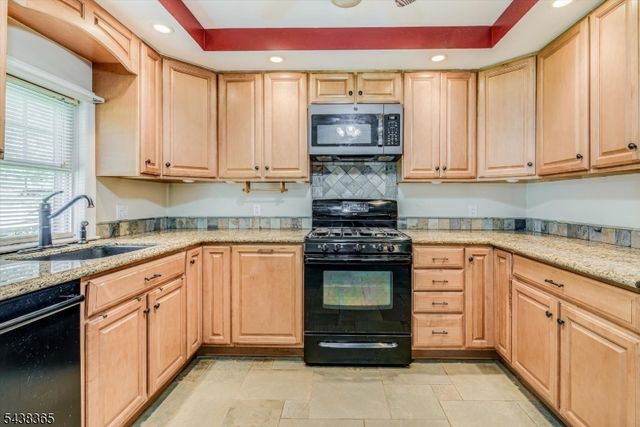 77 Pine St, Newton Town, NJ 07860