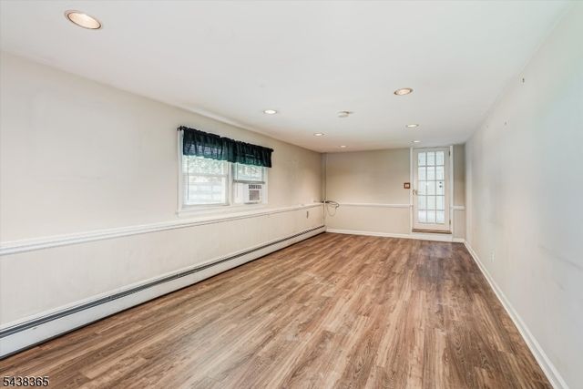 77 Pine St, Newton Town, NJ 07860