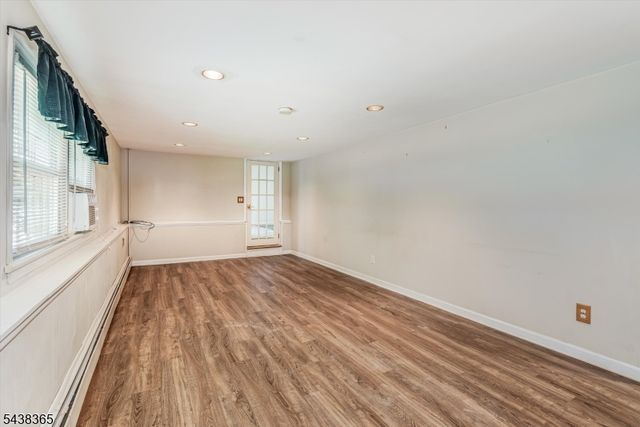 77 Pine St, Newton Town, NJ 07860