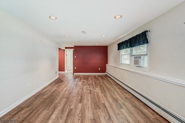 77 Pine St, Newton Town, NJ 07860