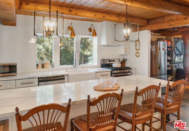 24015 Altdorf Drive, Crestline, CA 92325