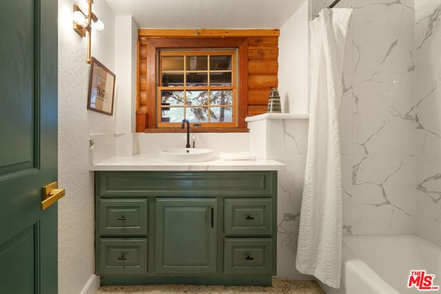 24015 Altdorf Drive, Crestline, CA 92325