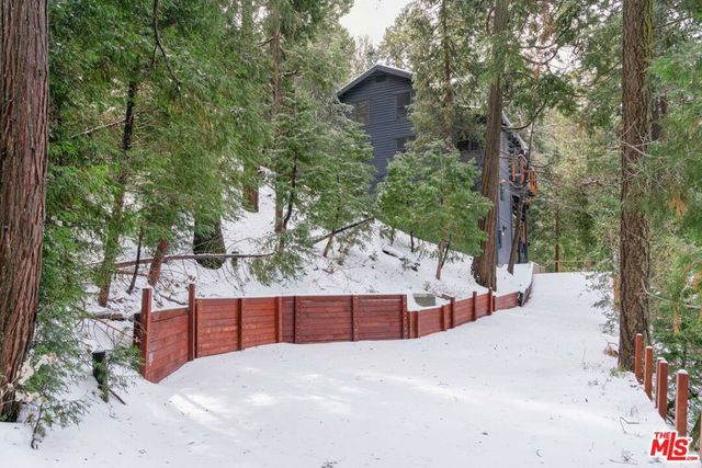 24015 Altdorf Drive, Crestline, CA 92325