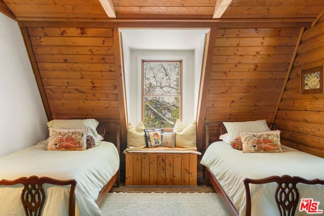 24015 Altdorf Drive, Crestline, CA 92325