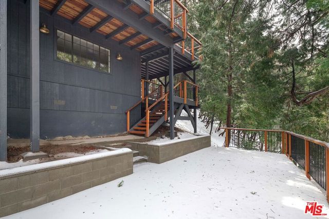 24015 Altdorf Drive, Crestline, CA 92325