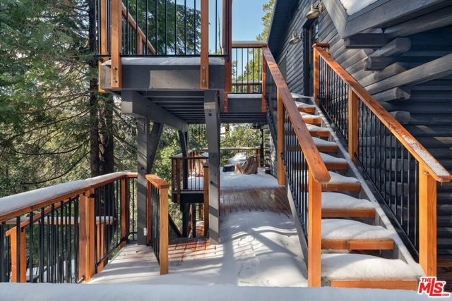 24015 Altdorf Drive, Crestline, CA 92325