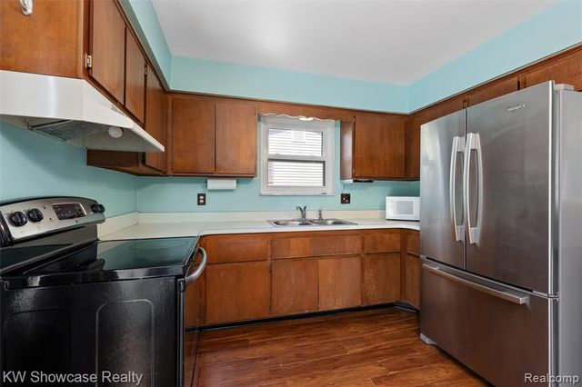 8621 Oakside Avenue, Commerce Twp, MI 48382