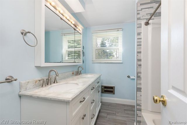 8621 Oakside Avenue, Commerce Twp, MI 48382