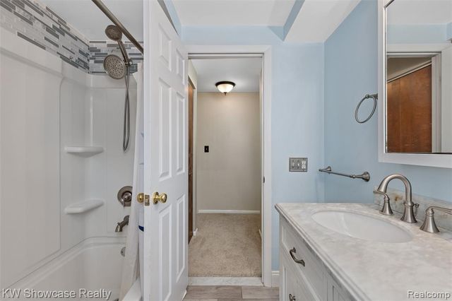 8621 Oakside Avenue, Commerce Twp, MI 48382
