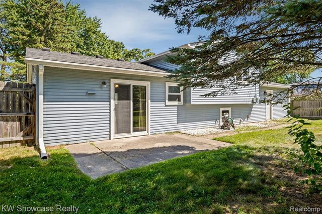 8621 Oakside Avenue, Commerce Twp, MI 48382