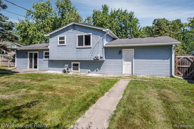 8621 Oakside Avenue, Commerce Twp, MI 48382