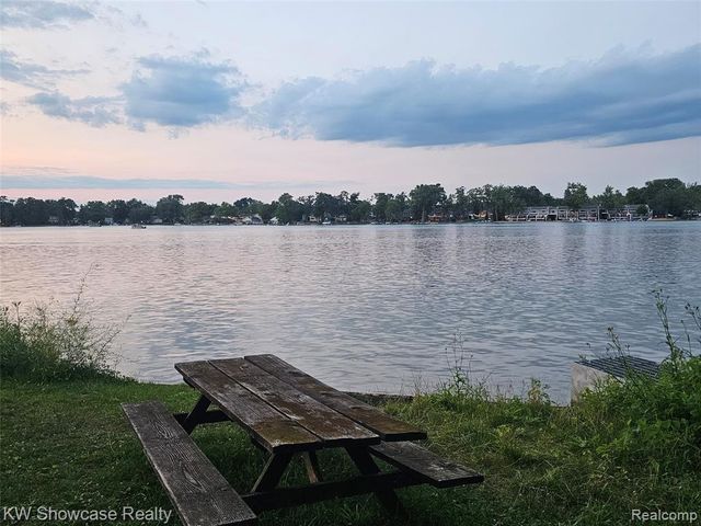 8621 Oakside Avenue, Commerce Twp, MI 48382