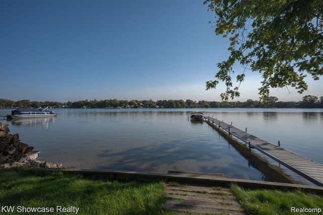 8621 Oakside Avenue, Commerce Twp, MI 48382