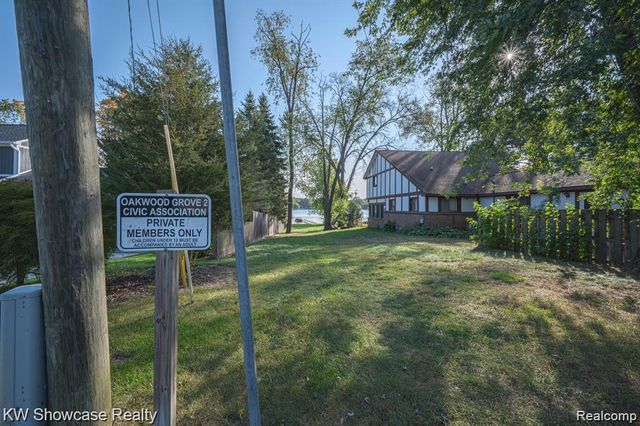 8621 Oakside Avenue, Commerce Twp, MI 48382