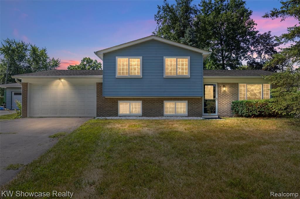8621 Oakside Avenue, Commerce Twp, MI 48382